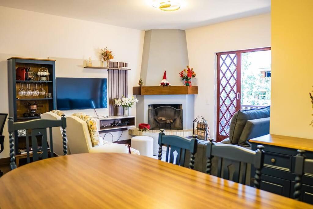 Apartment L 11 - Conforto Familia A Poucos Passos Do Capivari, Lareira , Wifi E 3 Quartos- By Hostyn Campos do Jordao