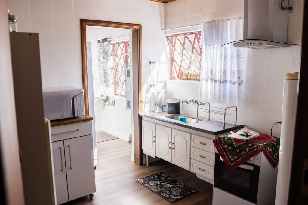 L 11 - Conforto Familia A Poucos Passos Do Capivari, Lareira , Wifi E 3 Quartos- By Hostyn Apartment *