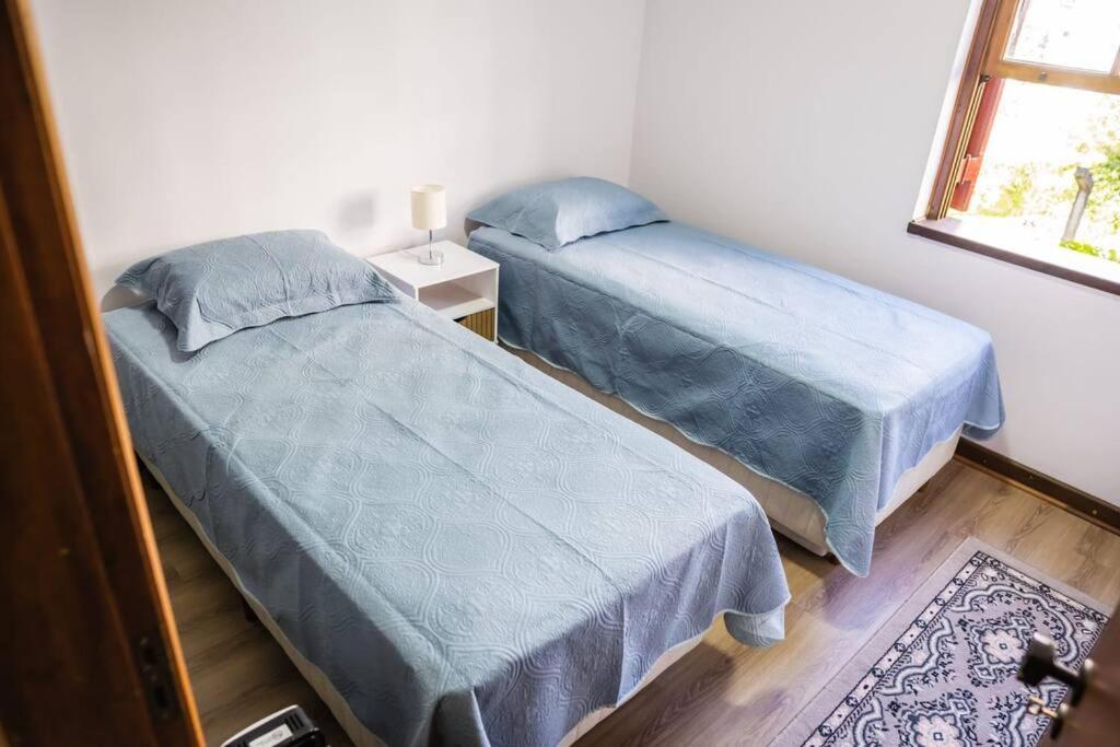 L 11 - Conforto Familia A Poucos Passos Do Capivari, Lareira , Wifi E 3 Quartos- By Hostyn Apartment